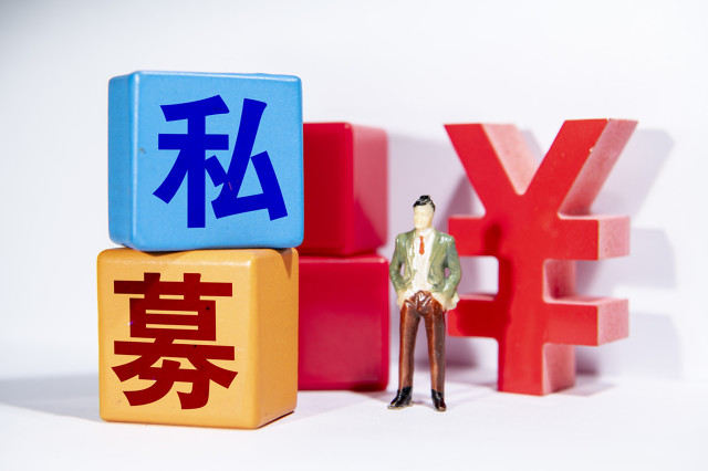 基金的业绩评估应考虑哪些关键因素？